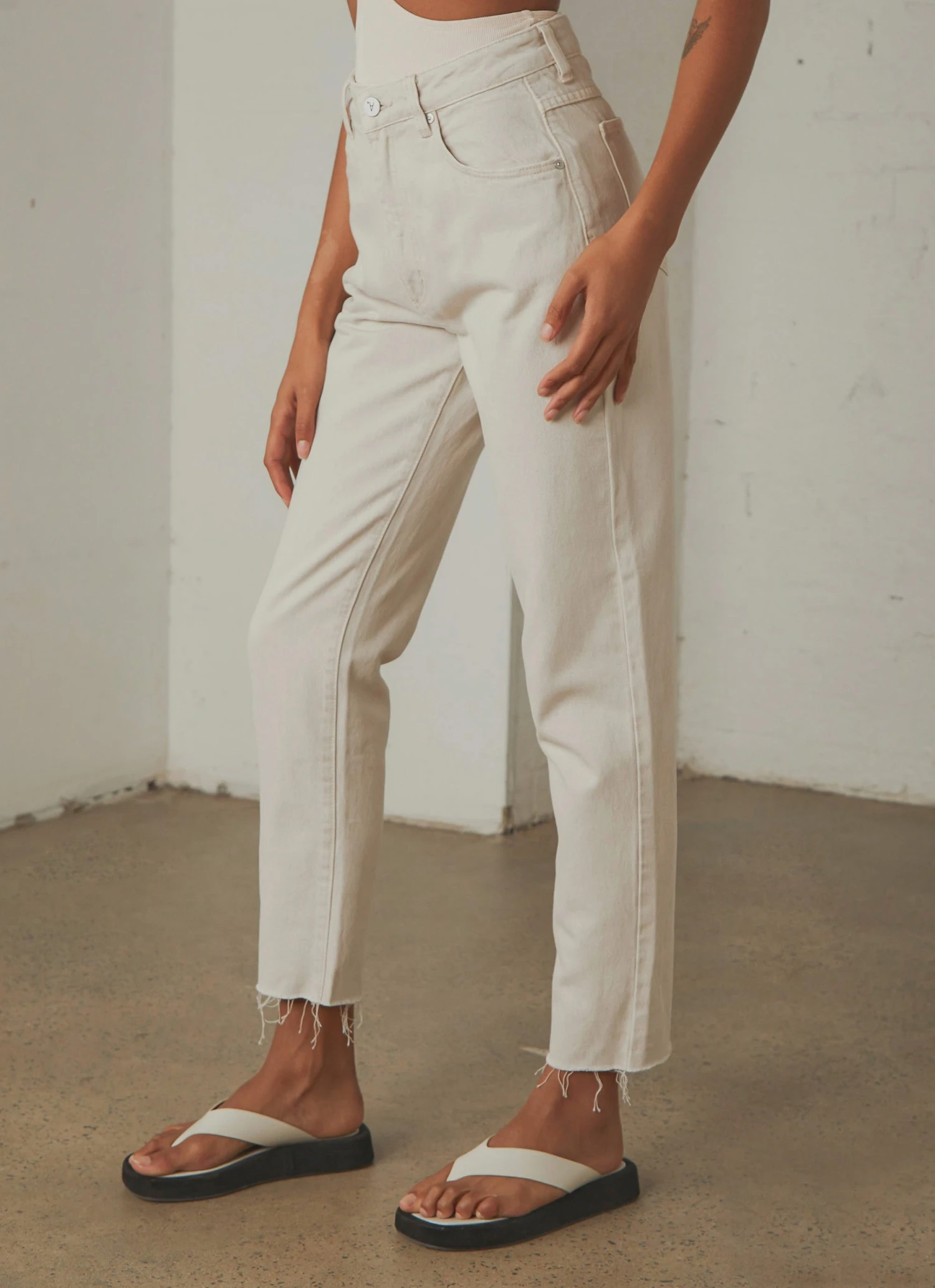 Abrand A 94 Slim Jeans - Stone New & Most Loved Abrand A 94 Slim Jeans - Stone New & Most Loved