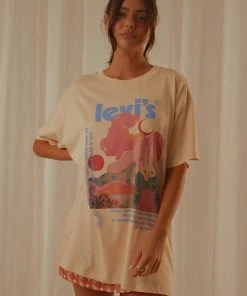 Levi's New & Most Loved Graphic SS Road Trip Tee - Peach Puree