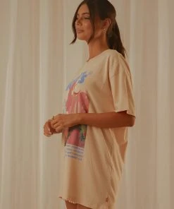 Levi's New & Most Loved Graphic SS Road Trip Tee - Peach Puree 15 Levi's New & Most Loved Graphic SS Road Trip Tee - Peach Puree