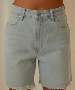 Wrangler New & Most Loved Tyler Wide Short - Castaway 5 Wrangler New & Most Loved Tyler Wide Short - Castaway