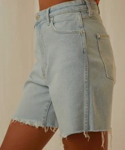 Wrangler New & Most Loved Tyler Wide Short - Castaway 6 Wrangler New & Most Loved Tyler Wide Short - Castaway