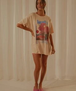 Levi's New & Most Loved Graphic SS Road Trip Tee - Peach Puree 11 Levi's New & Most Loved Graphic SS Road Trip Tee - Peach Puree