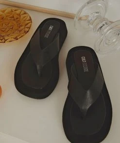 Cult Avenue Style Muse Sandal - Black